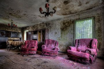 Urbex woonkamer met veel schimmel by Henny Reumerman