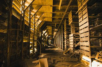 Espace de stockage d'une usine de tuiles abandonnée