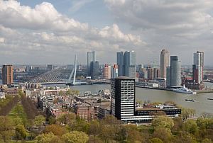 Skyline van Rotterdam met zicht op de Erasmusbrug en de kop van zuid van W J Kok