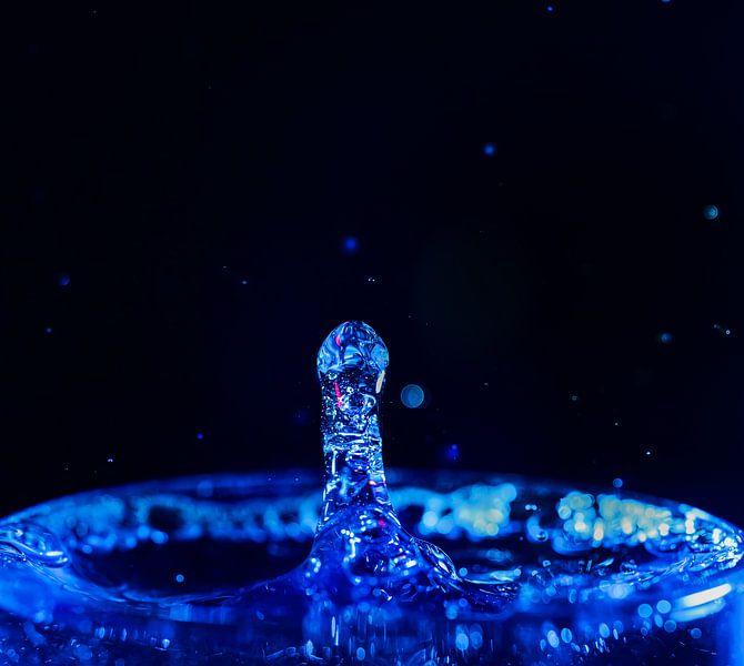 Der blaue Tropfen und der schwarze Hintergrund von foto by rob spruit