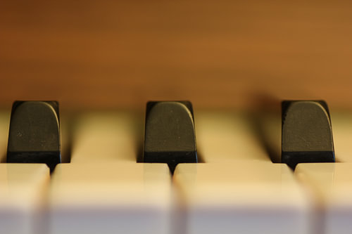 De zachte kleuren van de piano