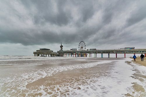 Storm bij de Scheveningse pier.