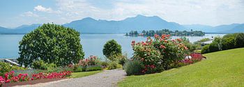 schöner Park mit Rosenbeeten in Gstadt am Chiemsee.