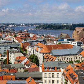 Uitzicht over de daken van de Hanzestad Rostock van Reiner Conrad