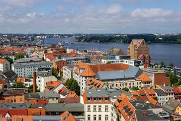 Blick über die Dächer der Hansestadt Rostock von Reiner Conrad