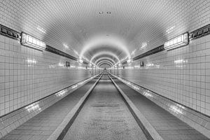 Alter Elbtunnel in Hamburg schwarz-weiß