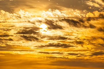 Zon achter de wolken in een gouden lucht van Martien Janssen