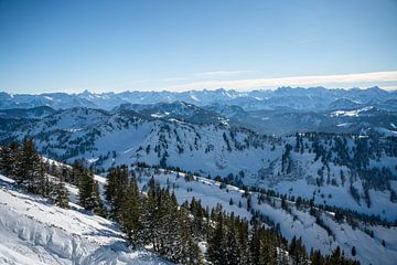 Winteruitzicht vanaf de Hochgrat naar de Allgäuer Hoge Alpen
