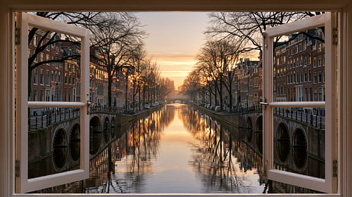 Doorkijkje Amsterdamse Grachten – Open Raam met Zonsopgang en Reflectie