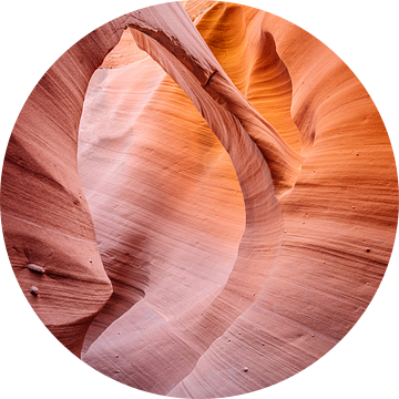 Rode rotsen met ronde vorm in Lower Antelope Canyon van Myrthe Slootjes