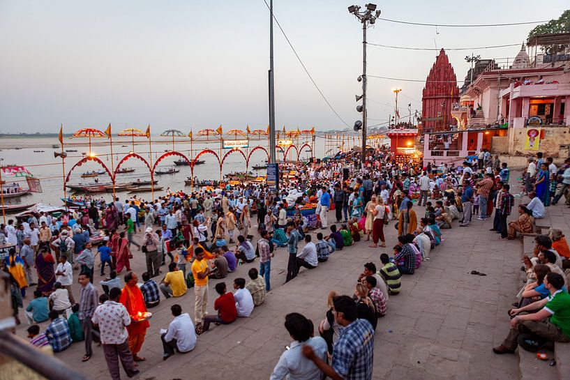Die heilige Zeremonis in Varanasi Indien von Roland Brack