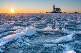 Leuchtturm im zugefrorenen See von Tim Vlielander