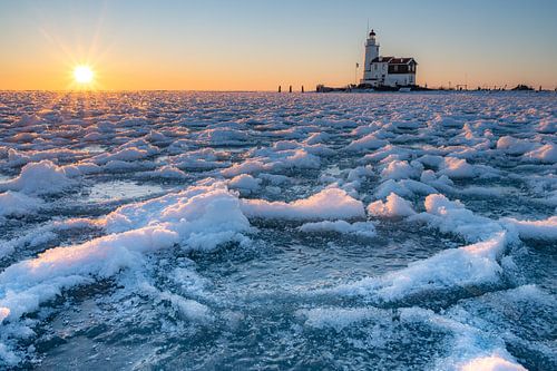 Leuchtturm im zugefrorenen See