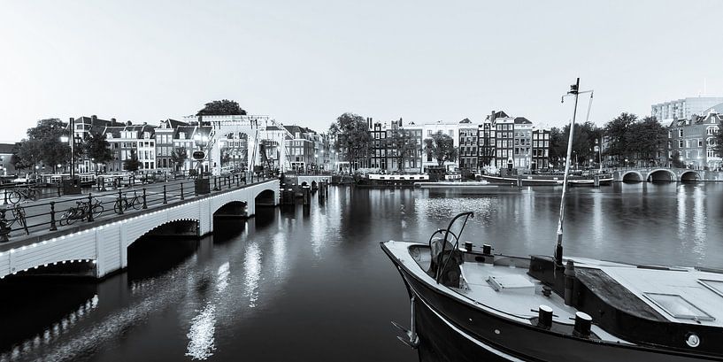Magere Brug à Amsterdam la nuit - monochrome par Werner Dieterich