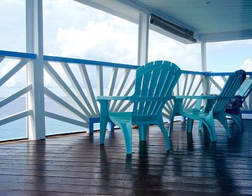 Luie stoelen overzien de oceaan op Curacao van rene marcel originals