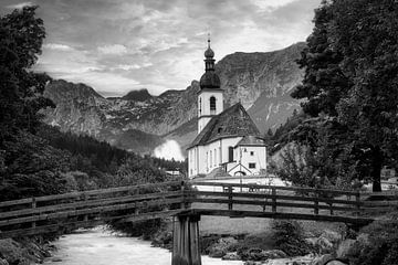 Parochiekerk St. Sebastian in Ramsau in Beieren in zwart-wit. van Manfred Voss, Schwarz-weiss Fotografie