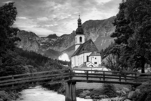 Parochiekerk St. Sebastian in Ramsau in Beieren in zwart-wit.