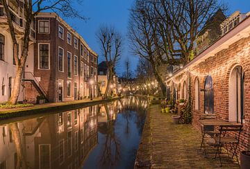 Heure bleue tranquille sur l'Oudegracht d'Utrecht