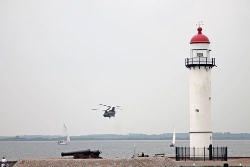 A Chinook helicopter is flying over the Haringvliet, near Hellevoetsluis.