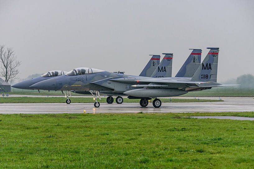 Deux McDonnell Douglas F-15C Eagles. par Jaap van den Berg