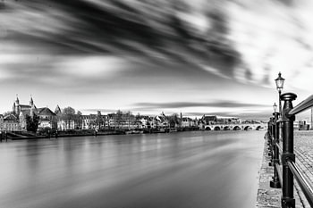 Maastricht und die Servaasbrücke in schwarz-weiß mit bewegten Wolken und weichem Wasser in der Maas