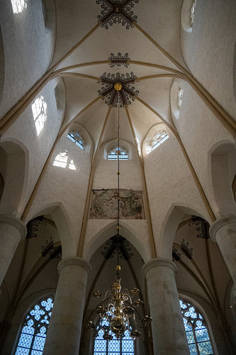 Himmlische Symphonie aus Licht, Linien und Stille