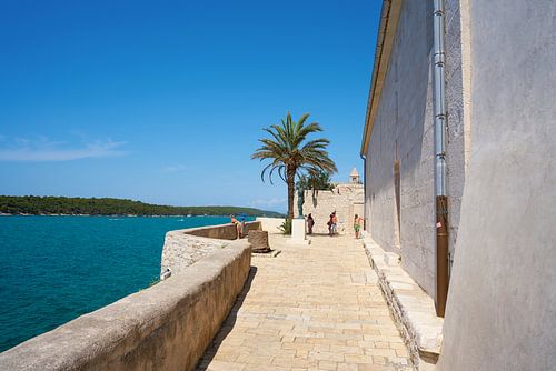 Uitkijkpunt aan de rand van de oude stad Rab met uitzicht op de blauwe Adriatische Zee
