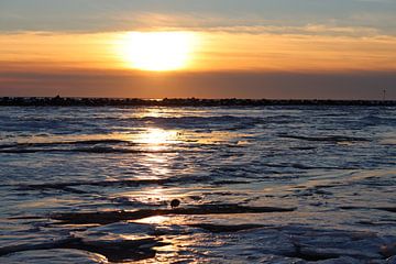 Sonnenuntergang auf dem gefrorenen Wattenmeer von Helga Feenstra
