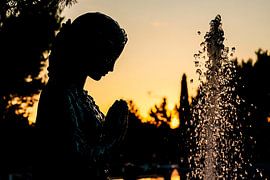 Vrouw en fontein bij zonsondergang van Art & Soul Creations