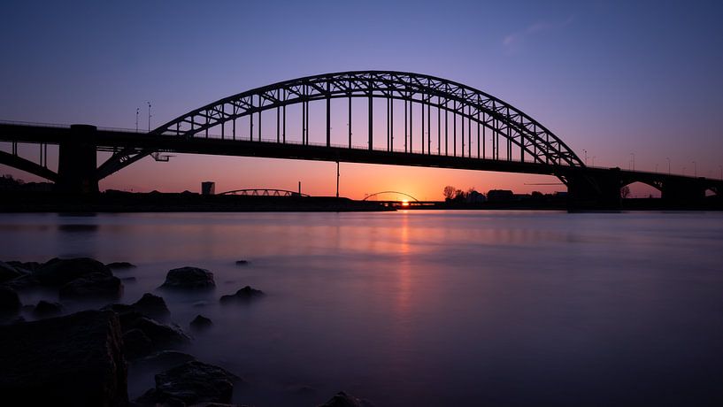Zonsondergang Waalbrug Nijmegen van Femke Straten