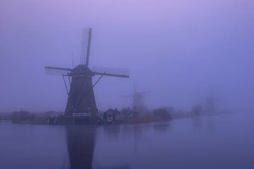 Moulins à vent dans la brume sur Friso van Wassenaer