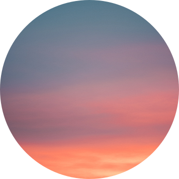 Kleurrijke zonsopgang in Nederland - Abstracte print van blauw, roze en oranje van Raisa Zwart