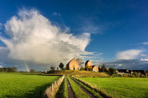 Wierdendorp Ezinge met Regenboog in Groningen van Bo Scheeringa Photography