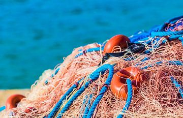 Nahaufnahme eines Fischernetzes im Hafen von Alex Winter