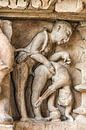 Khajurao - Lakshmana tempel, erotisch relief - 5 van Theo Molenaar thumbnail