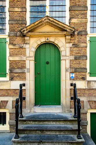 Voorgevel van het Rembrandthuis met toegangsdeur in het centrum van Amsterdam in Nederland