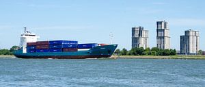 Containerschip op de Nieuwe Waterweg von Maurice Verschuur
