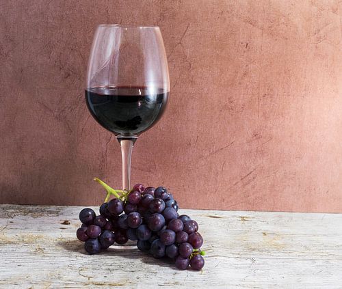 red grapes with glass of wine