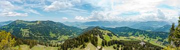 Panoramisch uitzicht over de Oberallgäu naar de Grünten, Oberstdorf en de Allgäuer Alpen van Leo Schindzielorz