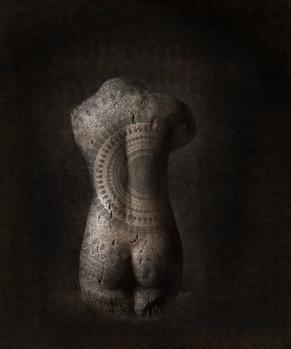 Torso afbeelding met mandala tatoeage