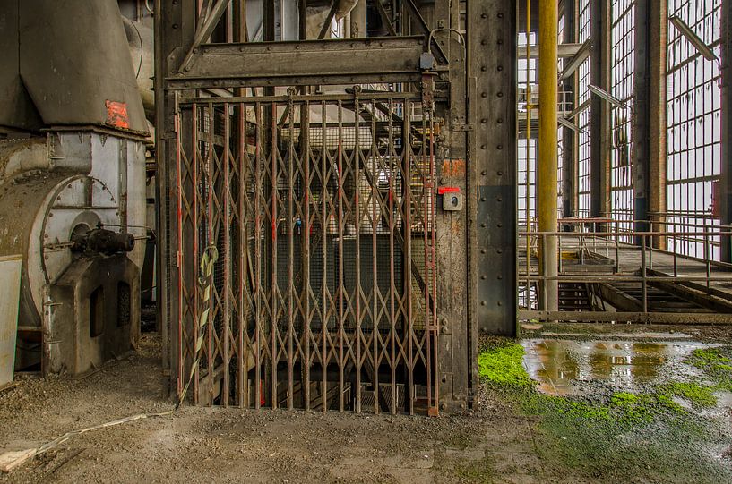 Love in a elevator (urbex) van Jaco Verheul