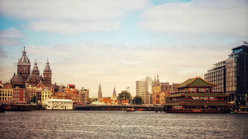 Amsterdam sint nicolaas Kirche und schwimmendes chinesisches Restaurant von Shirley Douwstra