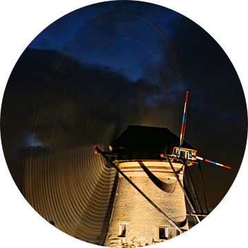 Kinderdijk molen bij ondergaande zon. Tijden de verlichte week met draaiende wieken van noeky1980 photography