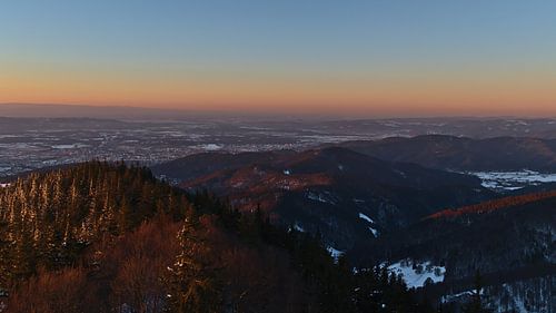 Schwarzwaldpanorama mit buntem Venusgürtel im Winter