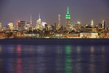 Midtown Manhattan Skyline in New York met het Empire State Building in de avond van Merijn van der Vliet