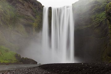 Skógafoss - Island von Arnold van Wijk