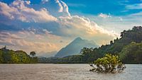Laat zonlicht op de Nam Ou rivier in Laos van Rietje Bulthuis thumbnail