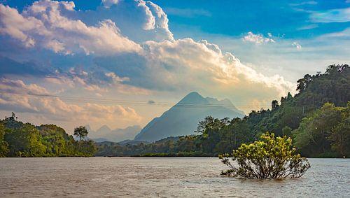 Laat zonlicht op de Nam Ou rivier in Laos