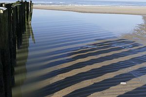 Breakwater and shadows von Peter Zwitser