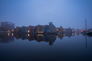 Die bunten Häuser von Reitdiephaven in der Stadt Groningen bei einem schönen, nebligen Sonnenaufgang
